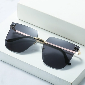 Lunettes de soleil carrées sans monture avec verres dégradés gris et barre en métal doré