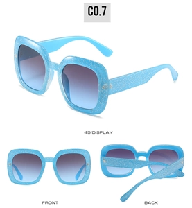 Glitzernde hellblaue quadratische Oversized-Sonnenbrille in Front-, Rück- und 45-Grad-Ansicht