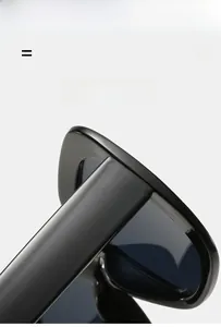 Detailansicht der schwarzen quadratischen Sonnenbrille mit flexiblen Bügelscharnieren