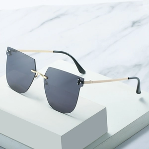 Lunettes de soleil carrées sans monture avec verres dégradés gris foncé et monture dorée