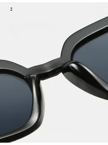 Detail der komfortablen integrierten Nasenpads an der schwarzen Oversize-Sonnenbrille