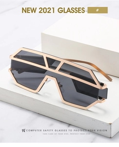Dettaglio della montatura geometrica dorata futuristica per occhiali da sole oversize