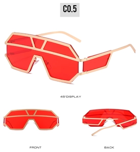 Tre viste di occhiali da sole geometrici oversize con montatura dorata e lenti rosse