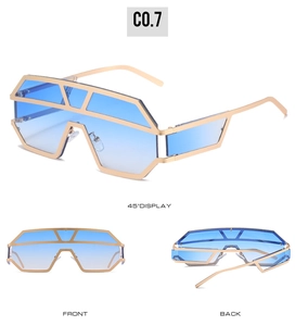 Tre viste di occhiali da sole cyberpunk con lenti blu sfumate e montatura in metallo oro
