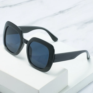 Klassische Oversized-Sonnenbrille in Schwarz mit glänzenden Rahmen und dunklen Gläsern