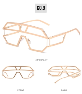 Occhiali futuristici in oro rosa con intagli geometrici visti da fronte e retro