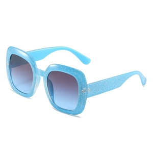 Übergroße quadratische Sonnenbrille in Hellblau mit Glitzereffekt und Verlauf