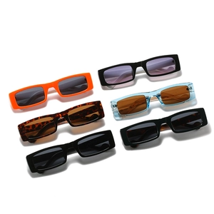 Retro-Sonnenbrillensammlung mit farbigen Rahmen für trendigen Streetstyle-Look