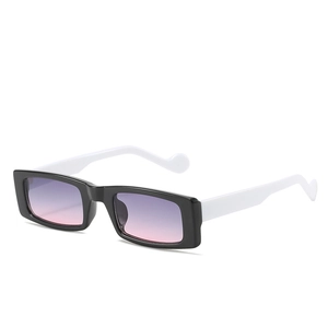 Quadratische Sonnenbrille mit schwarz-weißem Kontrast und lila Verlaufslinsen für Damen