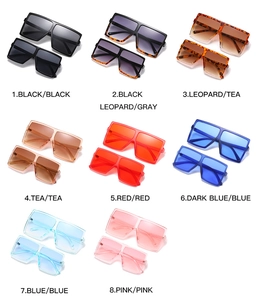 Detaillierte Rasteranzeige mit acht farbenfrohen quadratischen Oversize-Sonnenbrillen-Sets