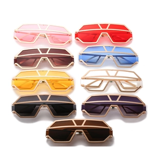 Nove colori di occhiali da sole geometrici oversize con montature dorate e ritagliati