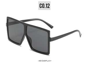 Detailansicht der großen quadratischen schwarzen Sonnenbrille im 45-Grad-Winkel