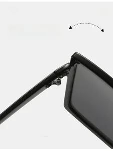 Makro-Detail des hochwertigen Metallscharniers an der polierten schwarzen Oversize-Sonnenbrille