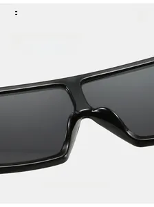 Detail der bequemen integrierten Nasenpads an der großen schwarzen quadratischen Sonnenbrille