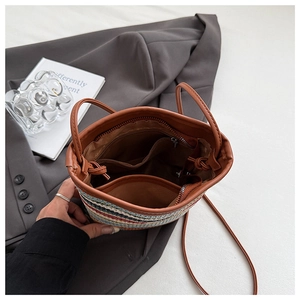 Vue intérieure d'un sac seau tissé coloré avec bandoulière et poche zippée