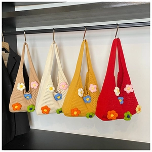 Détails de sacs à bandoulière au crochet colorés en marron, beige, jaune et rouge fleuris