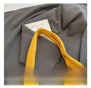 Gros plan sur un sac cabas en tricot jaune avec fleurs 3D faites main et texture tissée