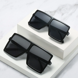 Moderne schwarze quadratische Oversized-Sonnenbrillen für Eltern und Kind im Set