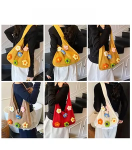 Vue détaillée de fleurs au crochet 3D colorées sur des sacs à bandoulière tricotés