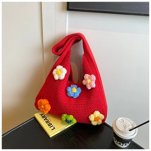 Vue détaillée d'un sac bandoulière en tricot fait main avec fleurs colorées en crochet 3D