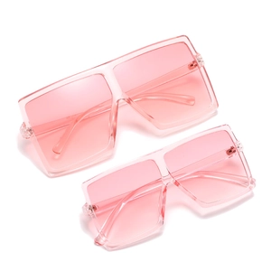 Eltern-Kind-Sonnenbrillenset mit quadratischen transparenten rosa Rahmen und Farbverlauf