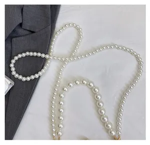 Détail de la bandoulière en perles dégradées avec crochets dorés pour sac à main