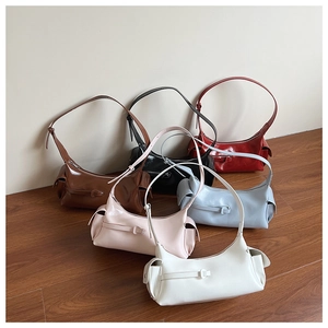 Détail de sacs baguette rétro en plusieurs couleurs avec poches latérales et cuir lisse