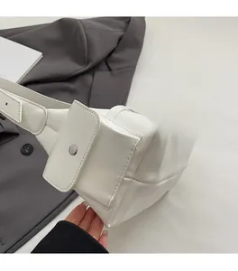 Détail de profil du sac à bandoulière blanc en similicuir avec boucle argentée élégante
