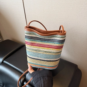 Sac Seau Tissé En Paille À Rayures Colorées Style Plage Française Bandoulière Charmes De Fraise Garniture En Cuir PU