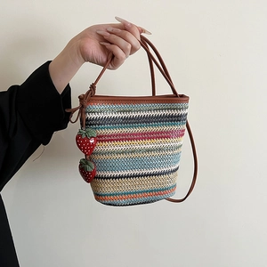Sac seau en paille tissée colorée avec charms fraises et anses en cuir marron