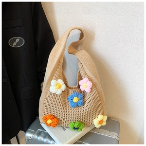Détail du sac en tricot beige orné d'appliques de fleurs colorées en 3D faites main