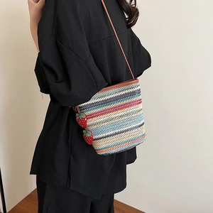Sac en paille rayé coloré fait main avec breloques fraises et bandoulière en cuir