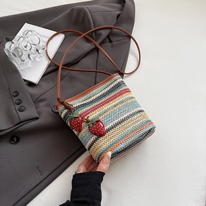 Sac bandoulière en paille à rayures arc-en-ciel avec breloques fraises et bandoulière