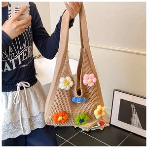 Détails de sac cabas tricoté main avec embellissements de fleurs en crochet 3D colorées