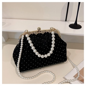 Vue détaillée du sac de soirée en velours noir avec perles et cadre doré élégant