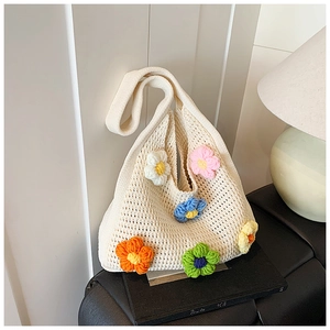 Détail du sac bandoulière en maille crème avec fleurs colorées en crochet 3D