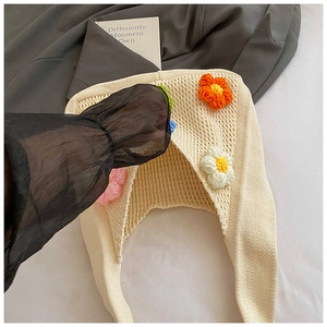 Détails du sac au crochet beige avec des fleurs tricotées en 3D colorées et douces