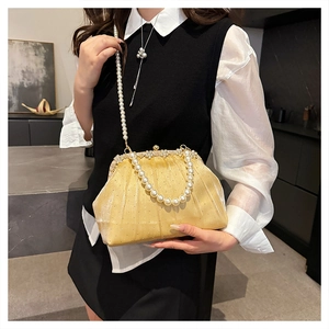 Pochette de soirée dorée avec chaînes en perles et fermoir floral orné de strass