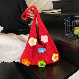 Sac fourre-tout rouge en tricot avec fleurs 3D au crochet et bandoulière large