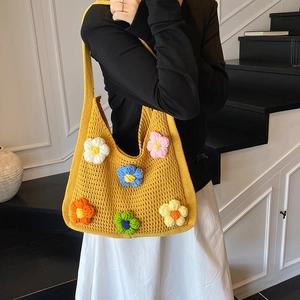 Sac à bandoulière en tricot jaune avec fleurs 3D faites main et large sangle souple