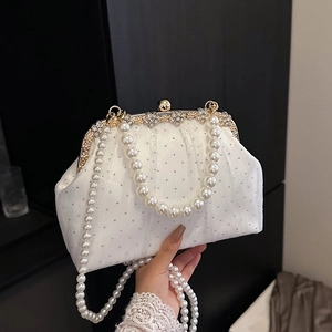 Pochette élégante en satin blanc avec poignée en perles et cadre en métal doré fleuri
