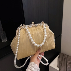 Pochette de soirée chic en maille champagne avec anse en perles et cadre fleuri en strass