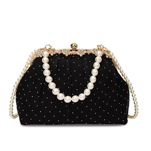 Pochette plissée noire élégante avec perles et cadre doré sur fond blanc pur