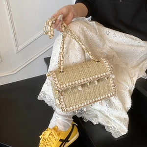 Sac bandoulière en paille tressée beige avec franges, coquillages et chaîne