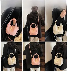Vues détaillées des sacs seaux roses et beiges avec motif litchi et boucles dorées