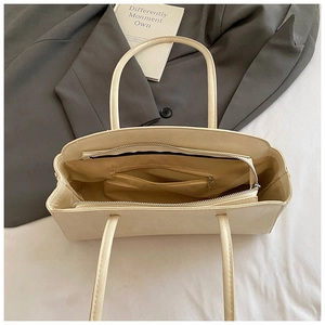 Vue de dessus du compartiment intérieur du sac oreiller crème avec fermeture éclair