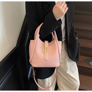 Sac à main en cuir grainé rose avec fermoir métallique et doubles poignées hautes