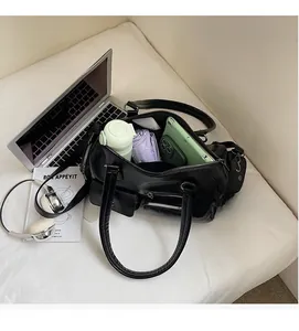 Vue détaillée de l'intérieur spacieux d'un sac cabas en cuir noir avec divers objets