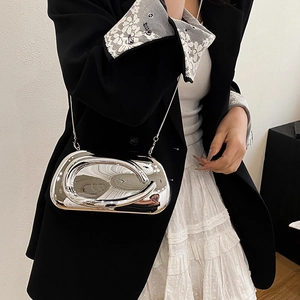 Détail de la pochette argentée effet métal liquide avec miroir et fine bandoulière