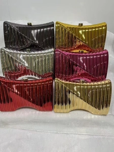 Collection de six pochettes de soirée en acrylique métallisé avec textures plissées